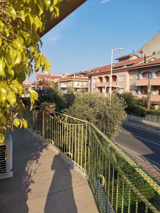 Il Tulipano Lägenhet San Bartolomeo Al Mare Exteriör bild