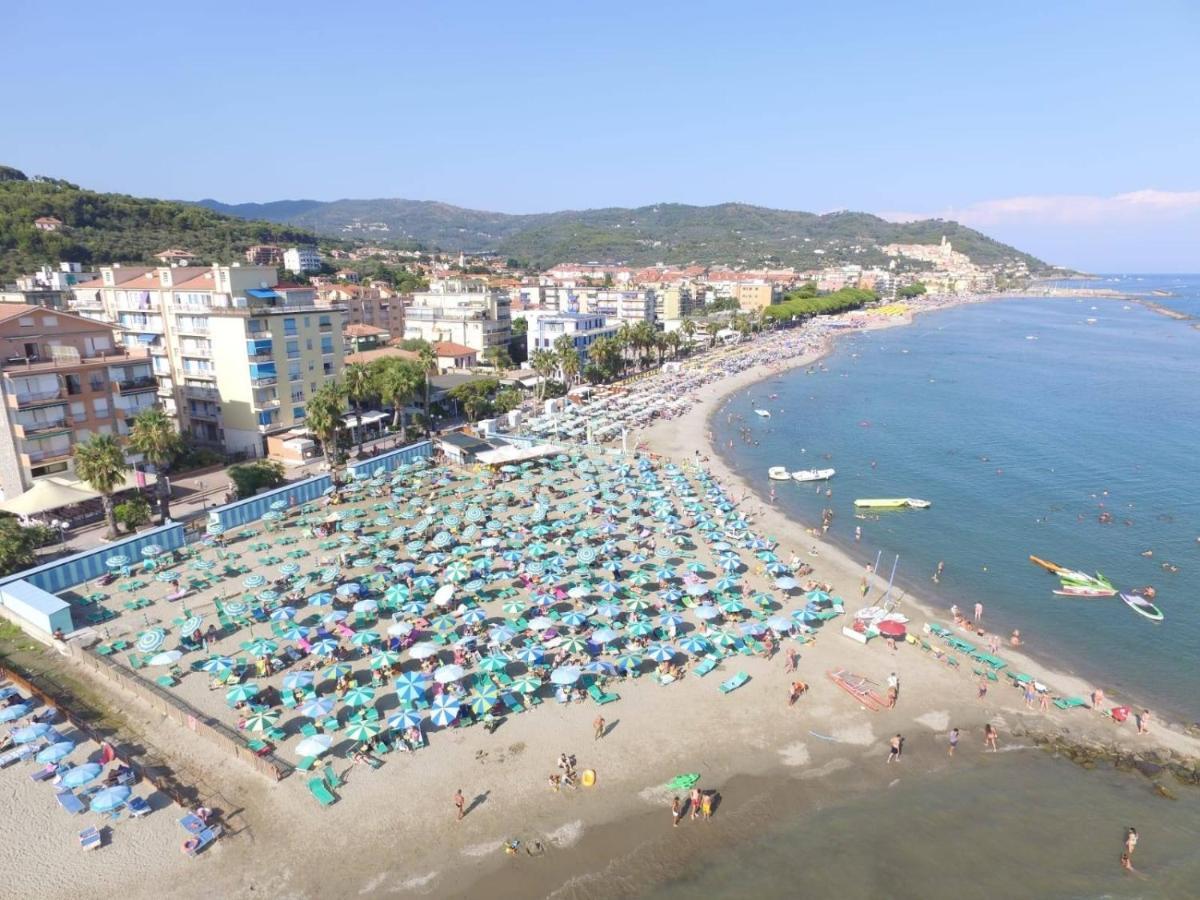 Il Tulipano Lägenhet San Bartolomeo Al Mare Exteriör bild